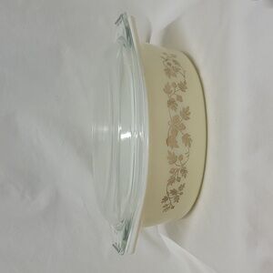 Pyrex Vintage #043 1 1/2 qt Gold Acorn Leaf Casserole Dish with Lid